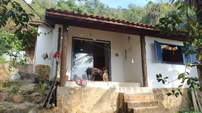 Simpática Casa a Venda no Bairro Paraty Mirim a Poucos Metros da Praia