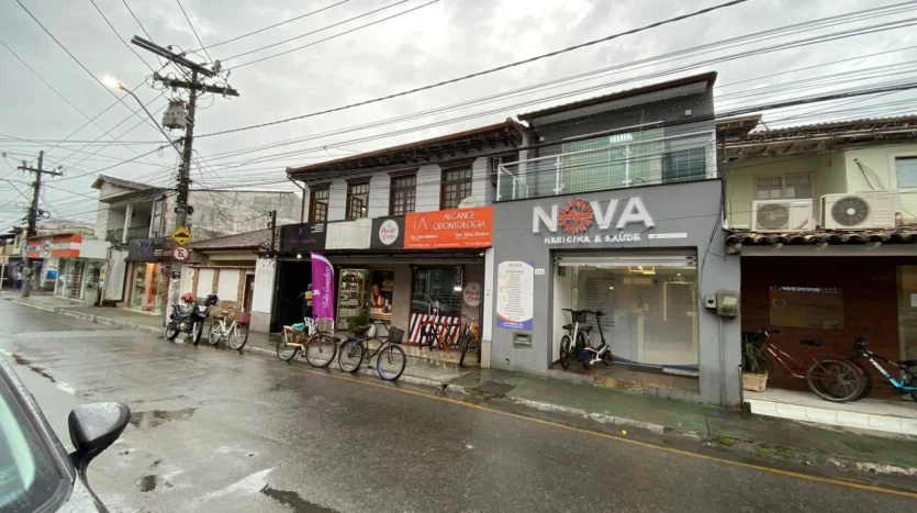 Lindo Prédio com Ótima Localização Disponível pra Locação no Bairro Patitiba