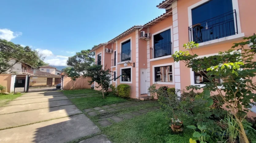 Casa em Gracioso Condomínio no Bairro Vila Colonial